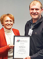 Elri Klee (left) hands Lloyd Townsend the presenter’s certificate.